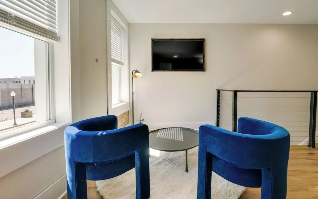 Upscale Texarkana Townhome, Walk to Downtown!