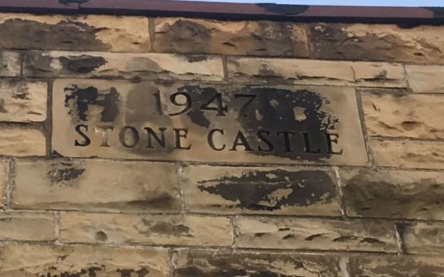 The Stone Castle - With Private Yard & Parking, Near Falls & Casino by Niagara Hospitality