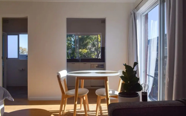 Sun-Drenched 1 Bed Studio Apt Newtown Parking