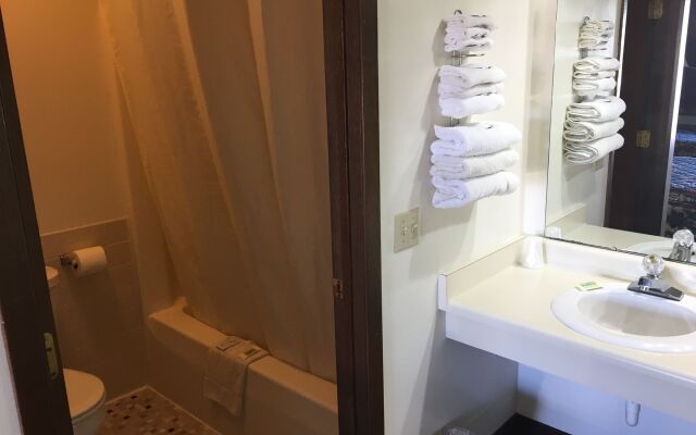 Thunderbird Motor Inn Baraboo