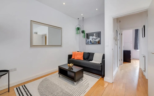 The Lipstick Palace - Fitzrovia - by Frankie Says