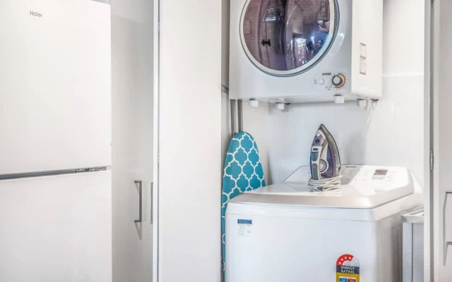 2BR Luxury Skytower Views CBD Pool Gym Netflix