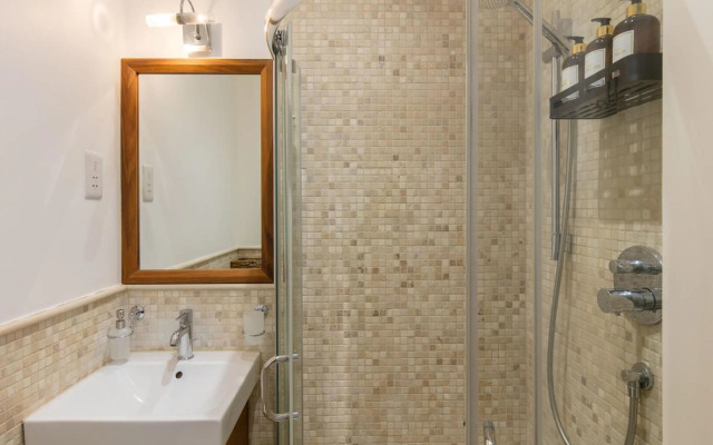 Spacious 4-bedroom mews house with private garage