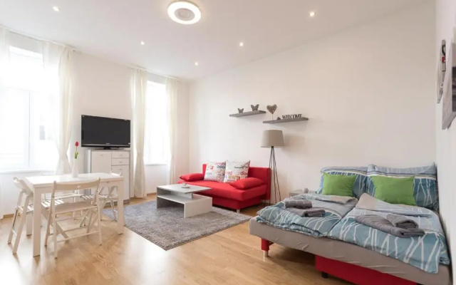 Bright Red Heart Apartment in Leopoldstadt