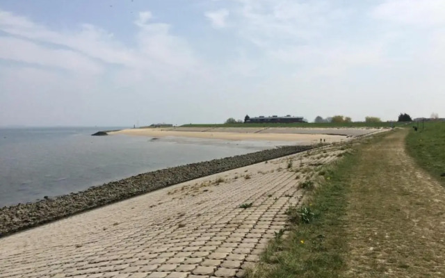 Nice Chalet with Fireplace near Oosterschelde