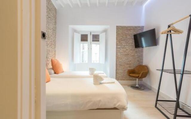 Te1A-El Teatro Brick Wall Suite Prime Location