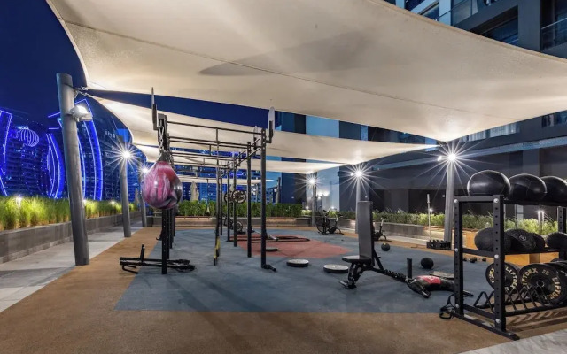 Waves - Stylish 13th-Floor Studio with Top-Notch Amenities