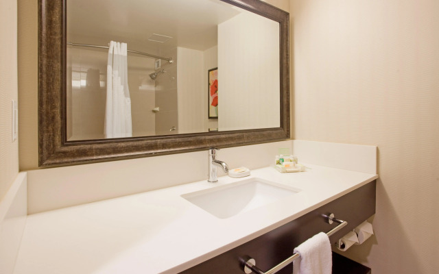 Holiday Inn Vancouver Centre by IHG