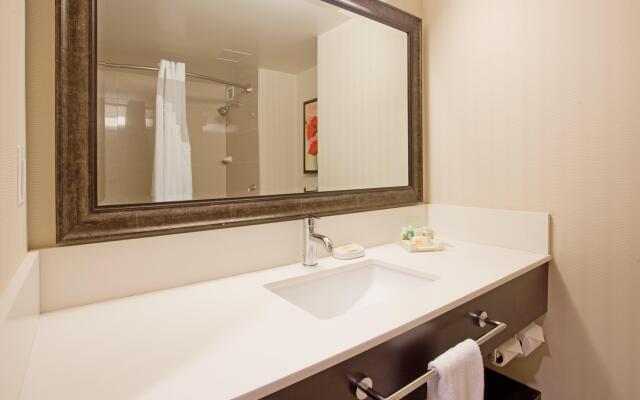 Holiday Inn Vancouver Centre by IHG