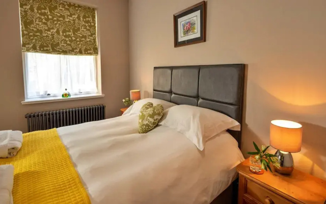 Elegant Apartment in Buxton, No Deposit