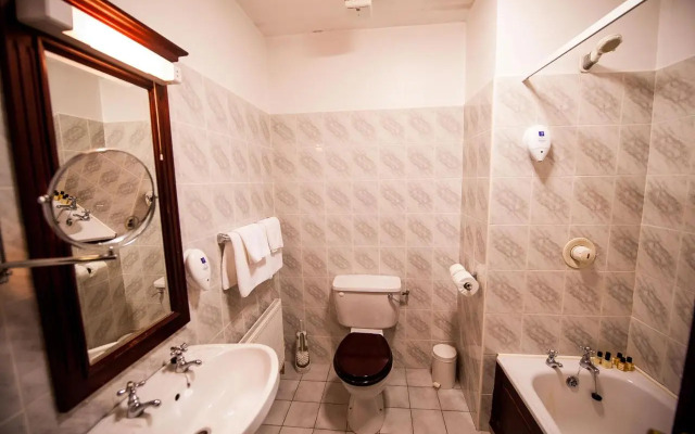Devon Inn Hotel