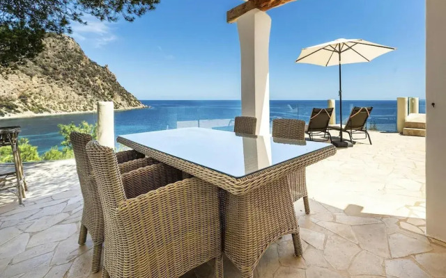 Magnificent Villa With sea Views