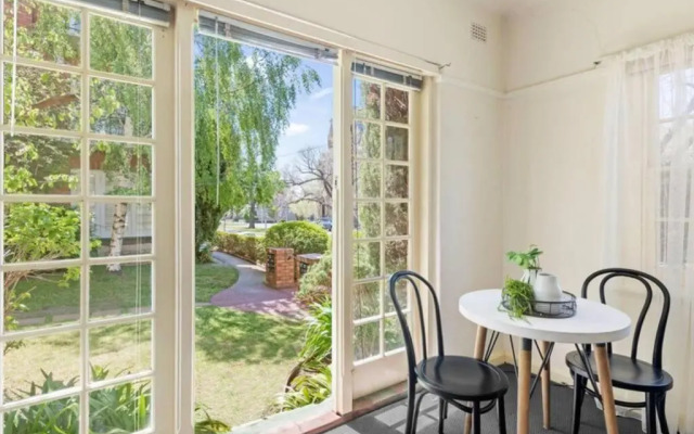 East Melbourne City Studio - Amazing Location & Sunny Charm