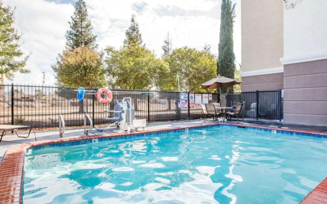 Comfort Suites
