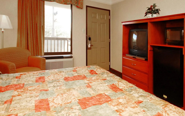 Econo Lodge North