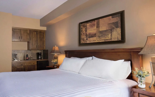 Glacier Mountaineer Lodge