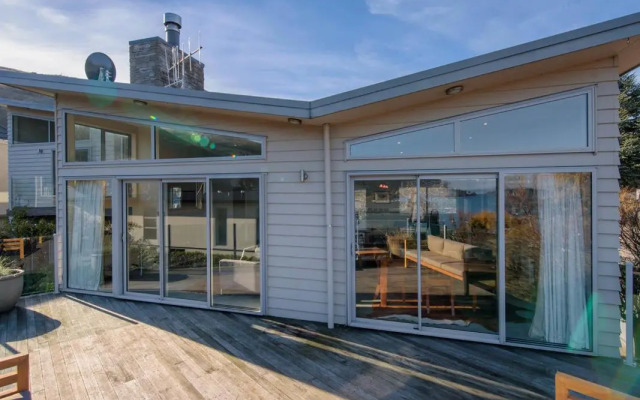 Lake Views on Yewlett - Queenstown Holiday Home