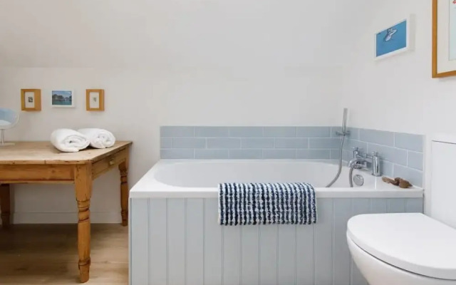 Pretty Coastal Home in Bosham Close to Water