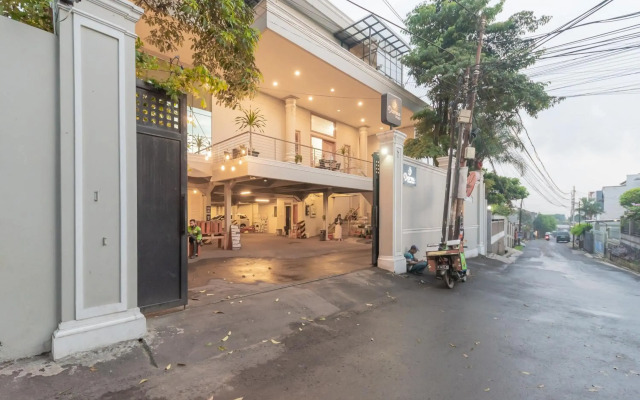 OYO Flagship 1308 Darmo Residence