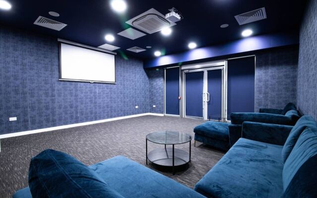 Large And Modern 2 Bedroom Flat With City Views