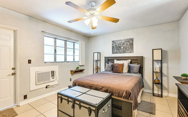 Outdoor Entertainment Area: Clearwater Condo!