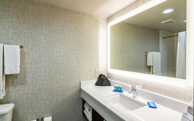 Holiday Inn Express & Suites Camarillo by IHG