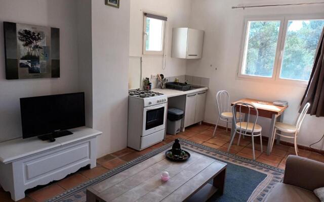 Chambres tomate, dans maison avec petit escalier et Stanna, à 6km du festival de piano de la roque d'anthéron