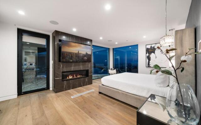 Modern Smart Home With Spectacular Views