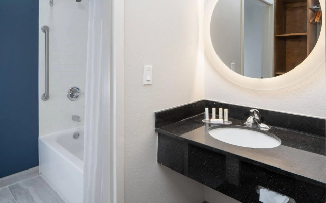 Monte Carlo Inn Vaughan Suites