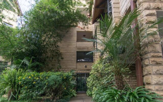 Peaceful, Spacious, Open-plan 2br apartment set in mature garden
