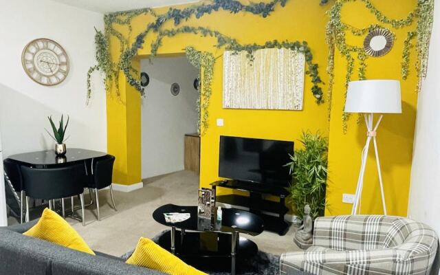 Jungle Themed 2-bed Apartment