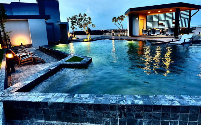 De Botan Srinakarin Hotel & Residence