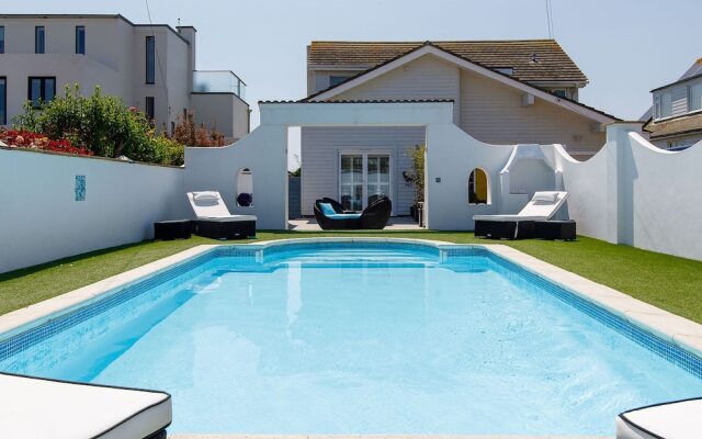 Vibrant Seafront Home With Seasonal Pool