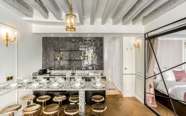 Luxury 4 Bedroom 3 Bathroom Louvre - AC