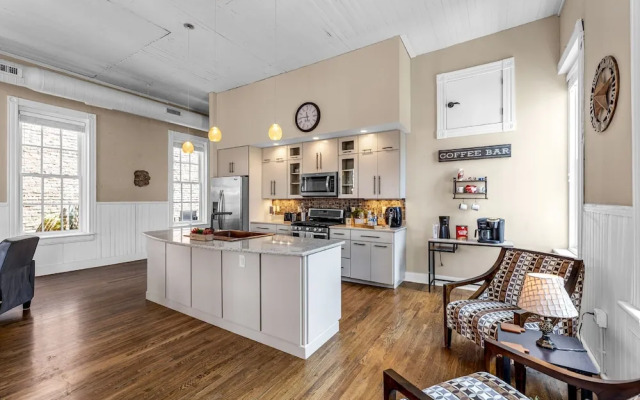 Downtown Delight - Private Balcony - Downtown Condo