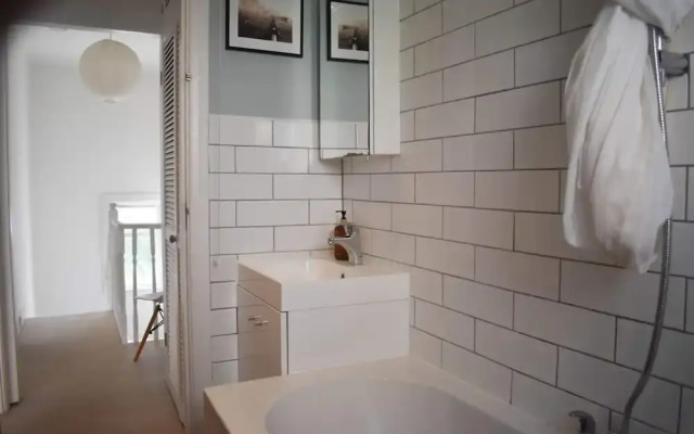 Cosy 1 Bedroom Modern Maisonette with Summertime Balcony