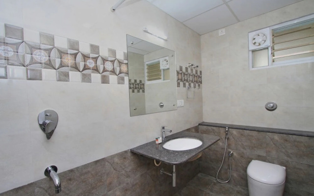 OYO 10379 Hotel Varcity Sapphire