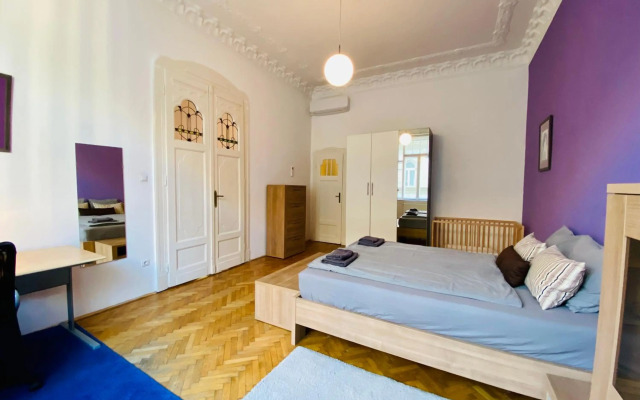 Deco House - Huge central two bedroom