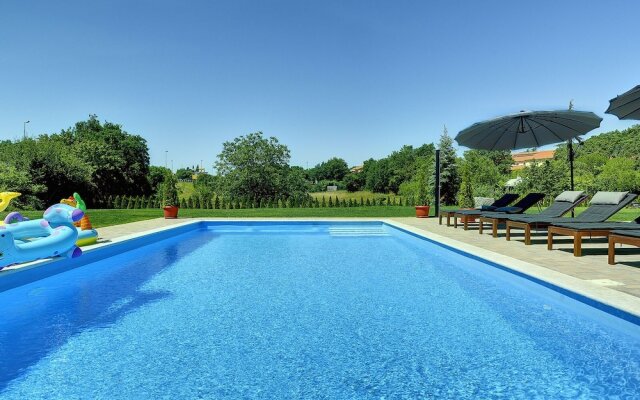 Villa With Pool and Sunshade in Rovinj