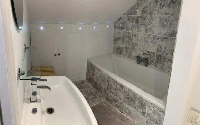 Spacious and Bright 2 Bedroom Flat in Maida Vale