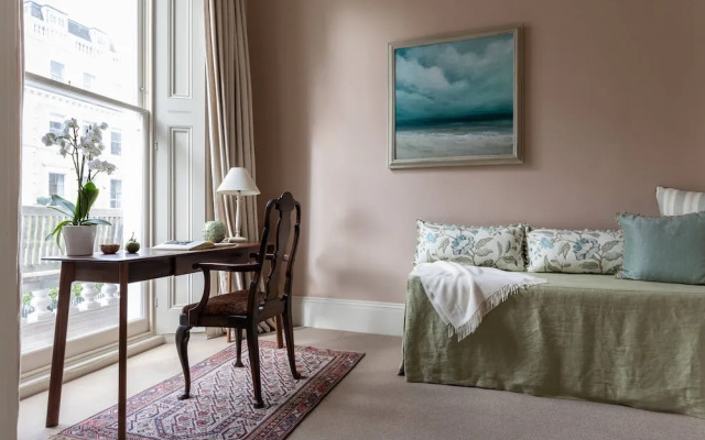 Southwell Gardens II by Onefinestay