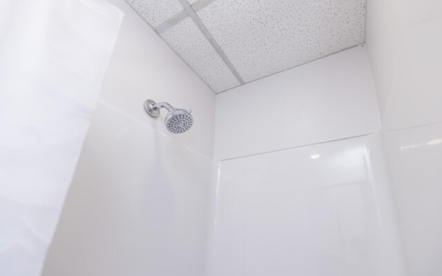 Newly-renovated - Modern Studio Apartment With King Bed Near Downtown Ottawa