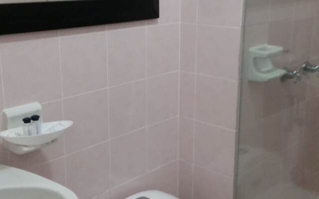 Axis Inn by GEH Suites Hotel