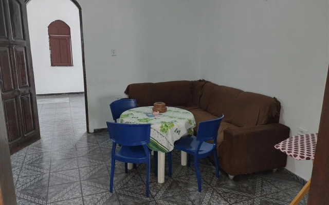 Casa grande em área central, bem iluminada e vent.