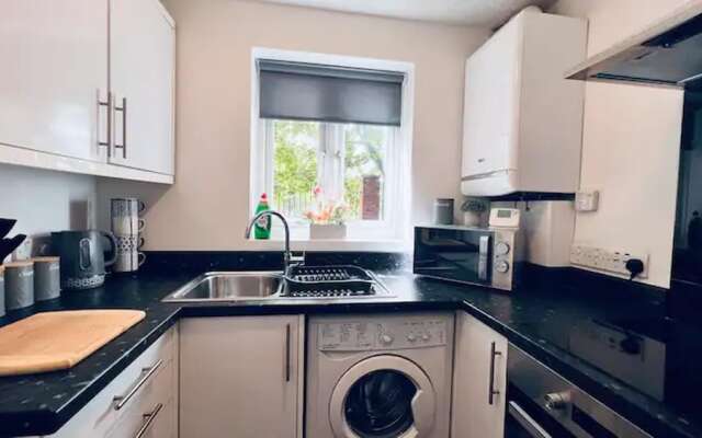 Stylish Townhouse With Free Parking in Liverpool
