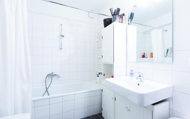 ZV2001 Private Apartments & Rooms near Exhibition Ground (room agency)