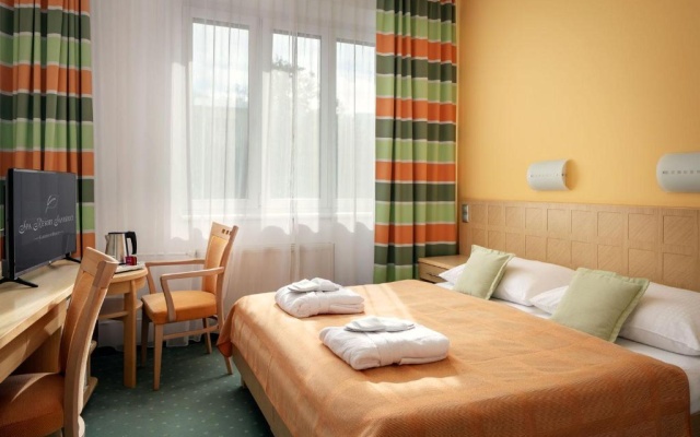 Double room (full double bed)