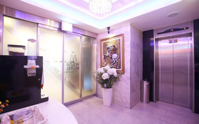 Daejeon Wolpyeong M House