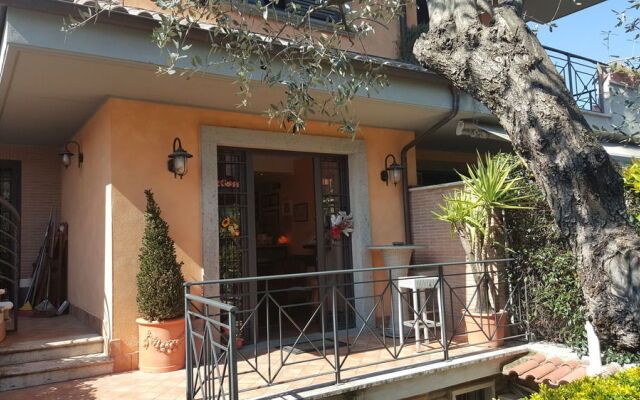 Aurelia Garden Gold Bed & Breakfast