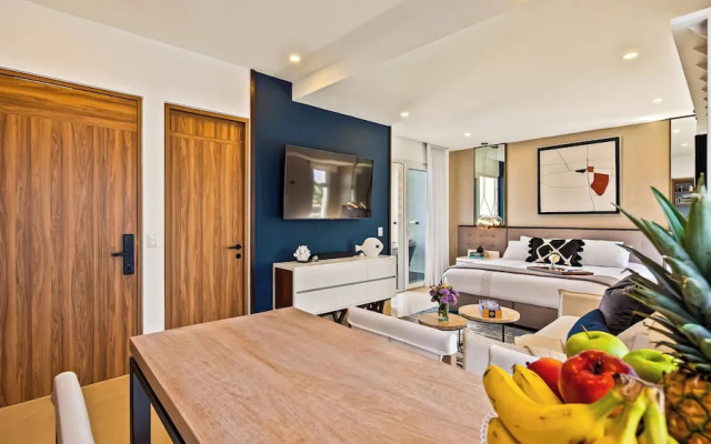 Stunning Beachfront Condo - Sea Views